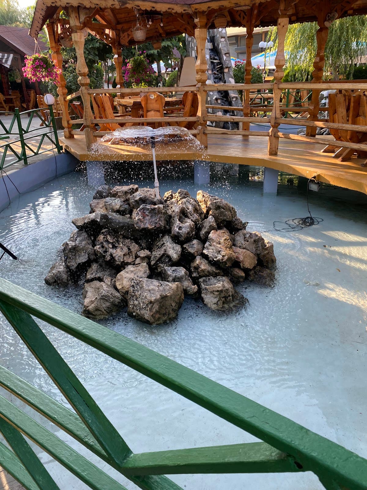 Poienita restaurant cu specific rustic 3